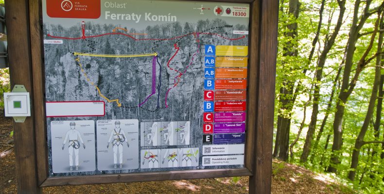 Informačná tabuľa na Via ferrate Komín